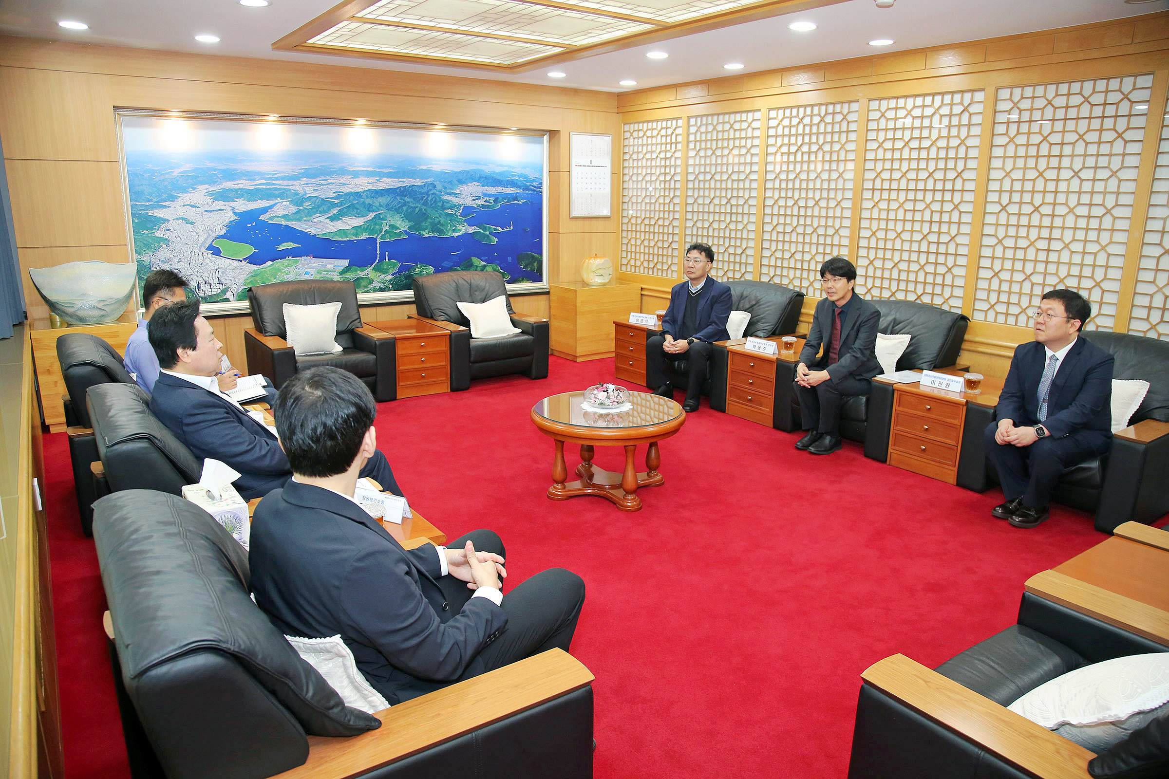 강기윤 창원특례시장, 박동준 창원경상대병원 신임 병원장과 환담