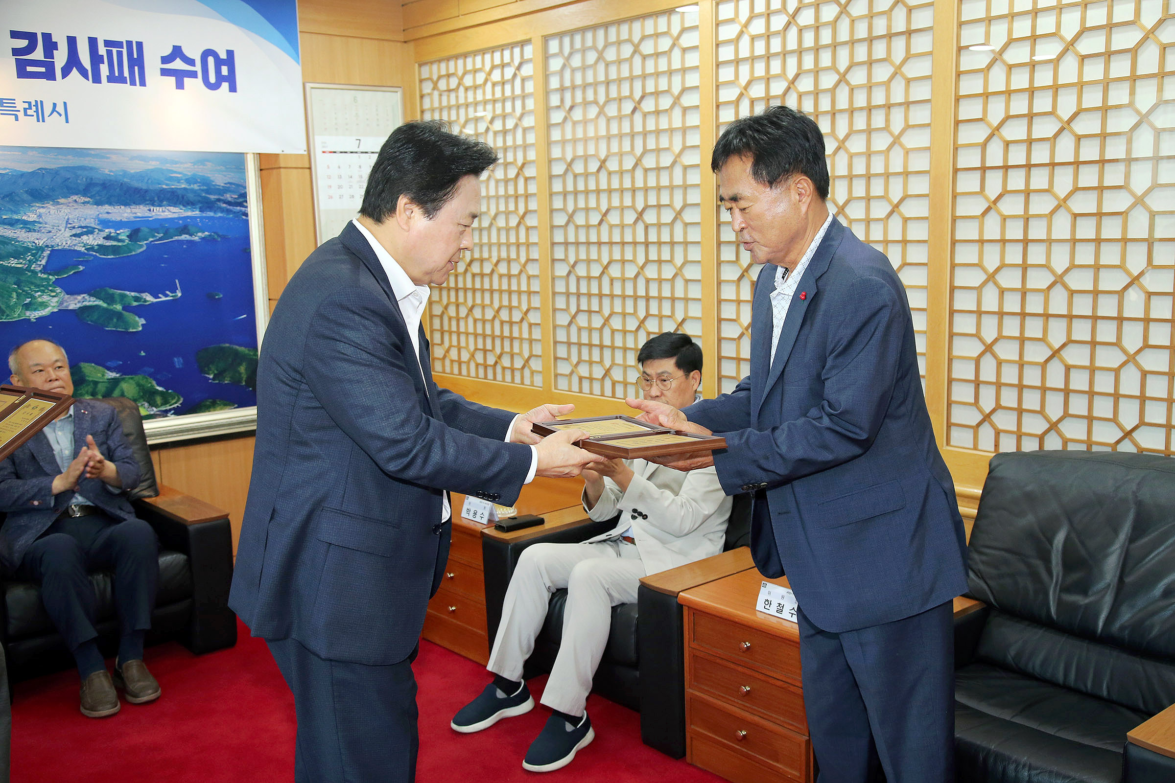 창원특례시, 지방자치분권협의회 감사패 전달