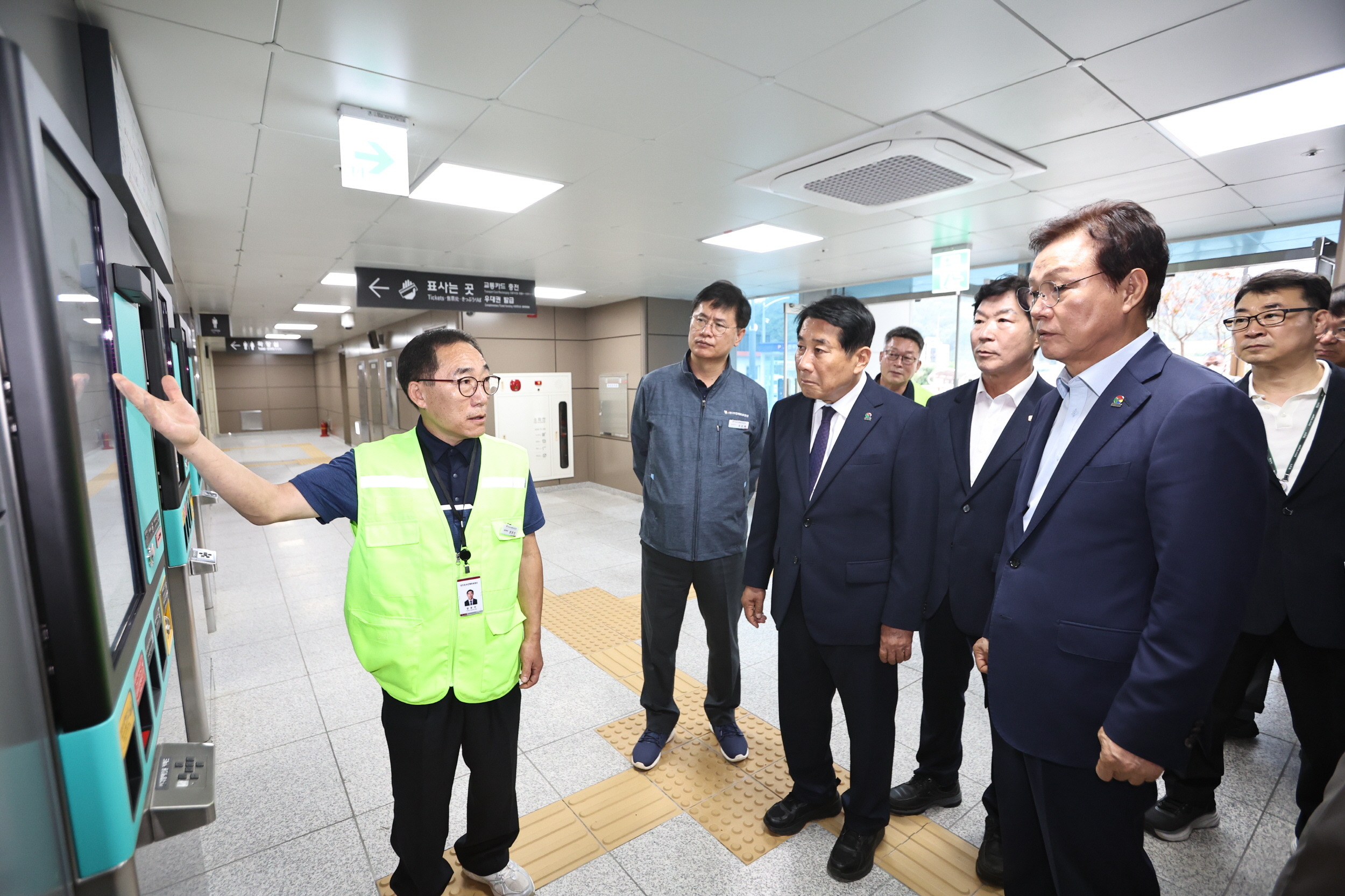 박완수 지사, 양산 도시철도 시승... 도민 교통 편의 점검 “부산·양산 잇는 광역교통망, 안전하고 편리하게”